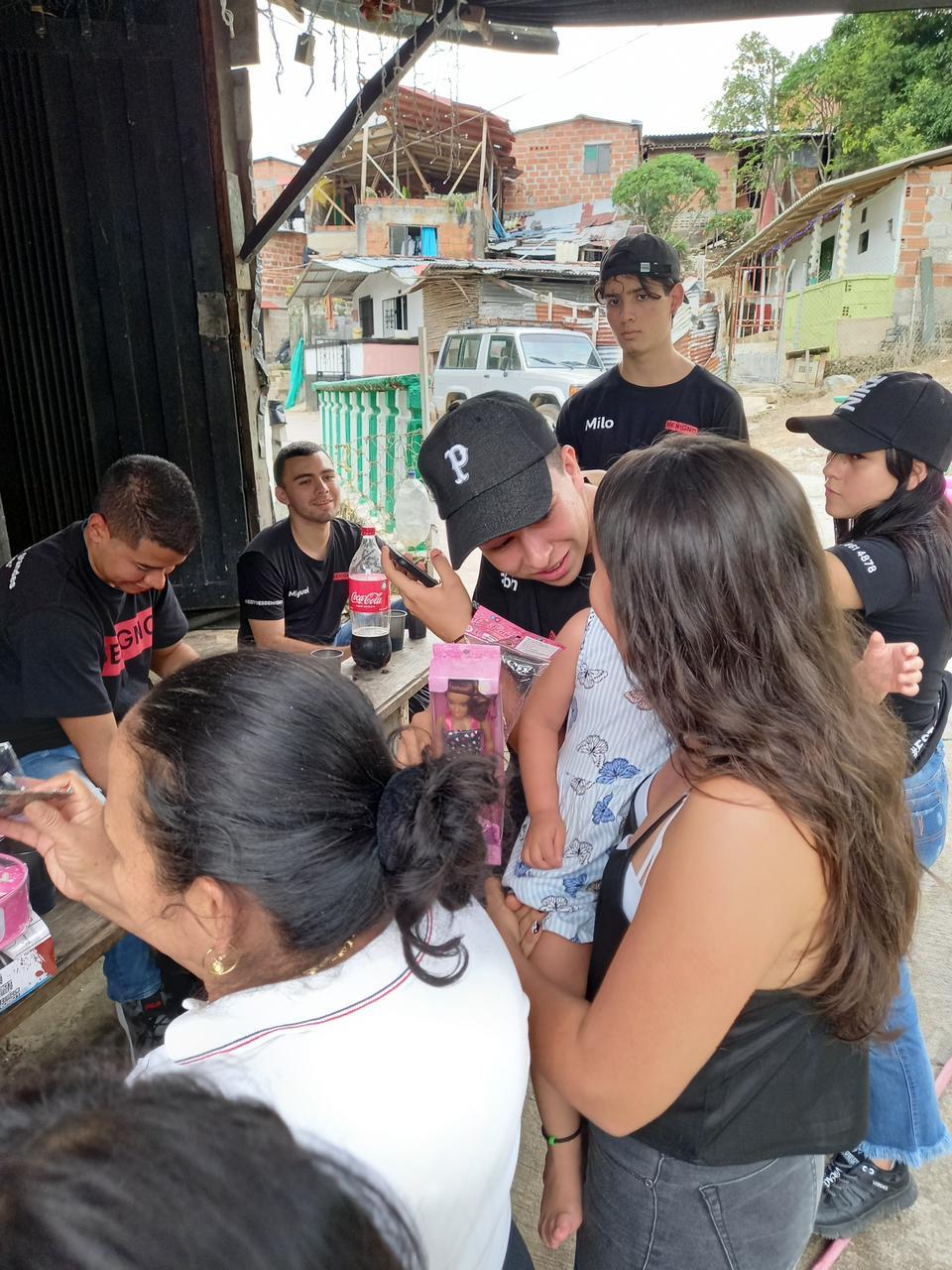 Entrega de regalos en la campa&ntilde;a social